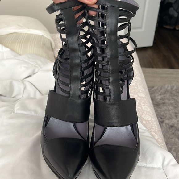 Versace Vintage gladiator stiletto heel! Size 36 1/2 which is a 6 1/2 - Picture 3 of 17